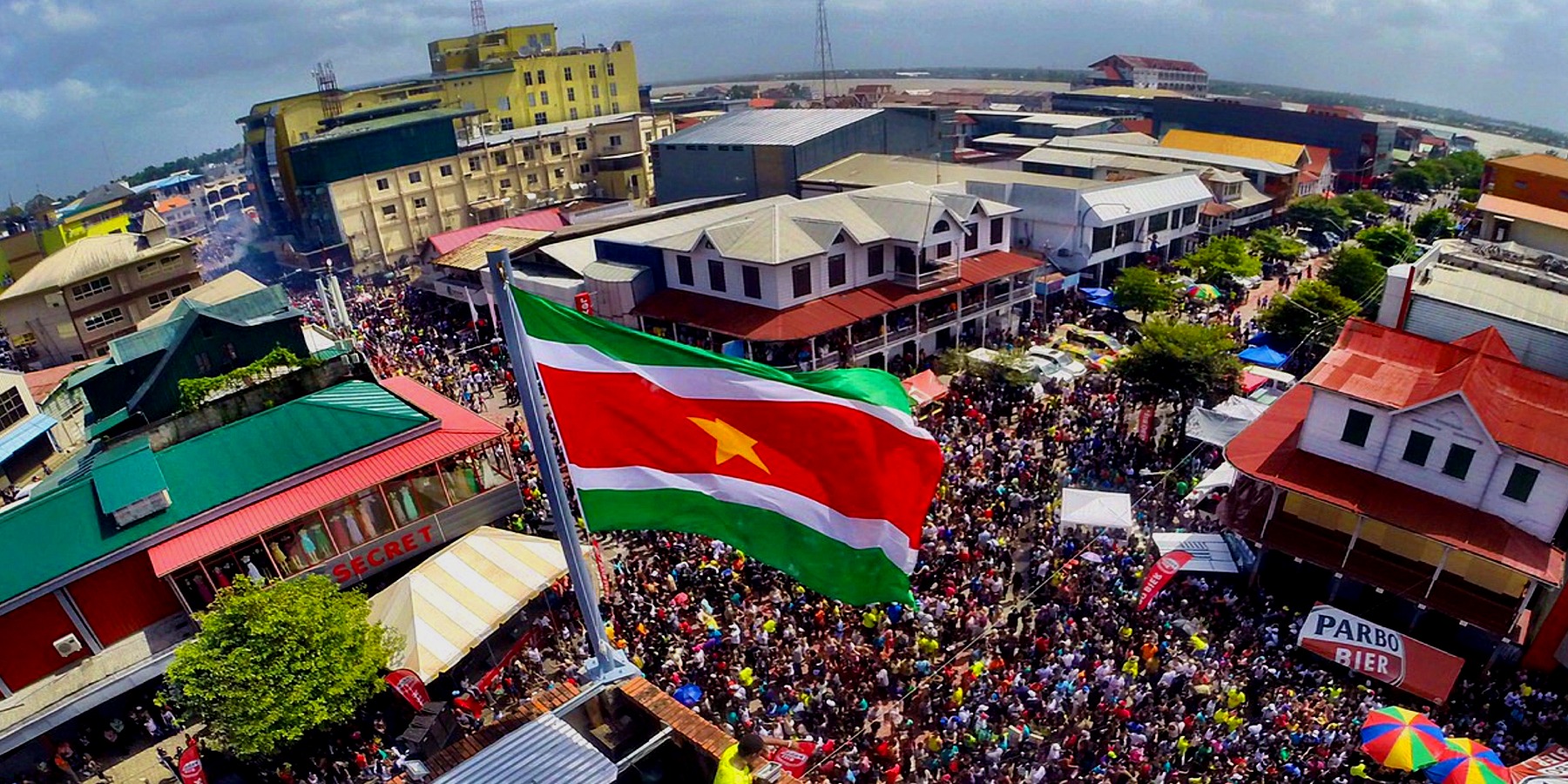 Парамарибо флаг. Парамарибо местные жители. Гронинген в Суринаме. Bakboord Suriname.